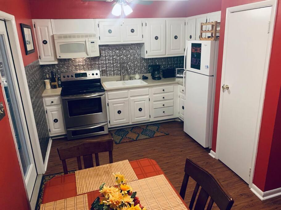 Family Friendly Downtown Home - Private Yard & Grill - Location, Location, Location! Атенс Екстер'єр фото