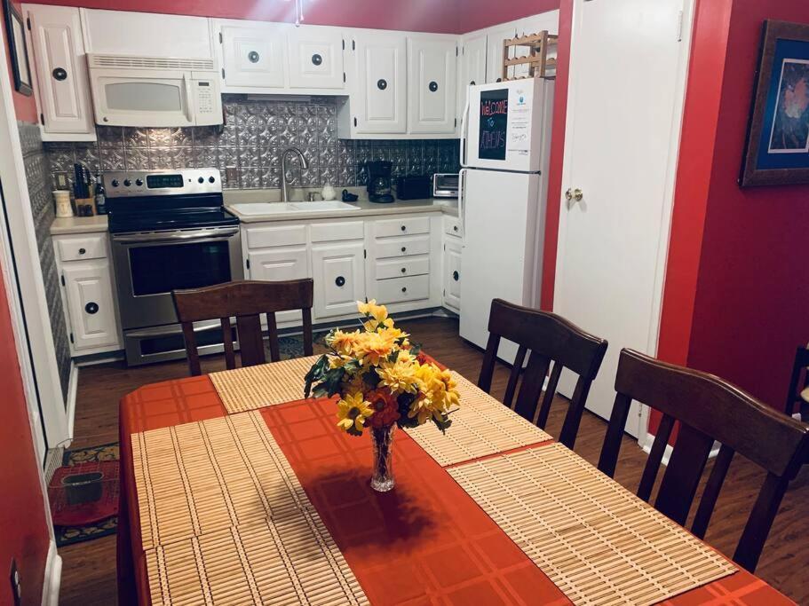 Family Friendly Downtown Home - Private Yard & Grill - Location, Location, Location! Атенс Екстер'єр фото