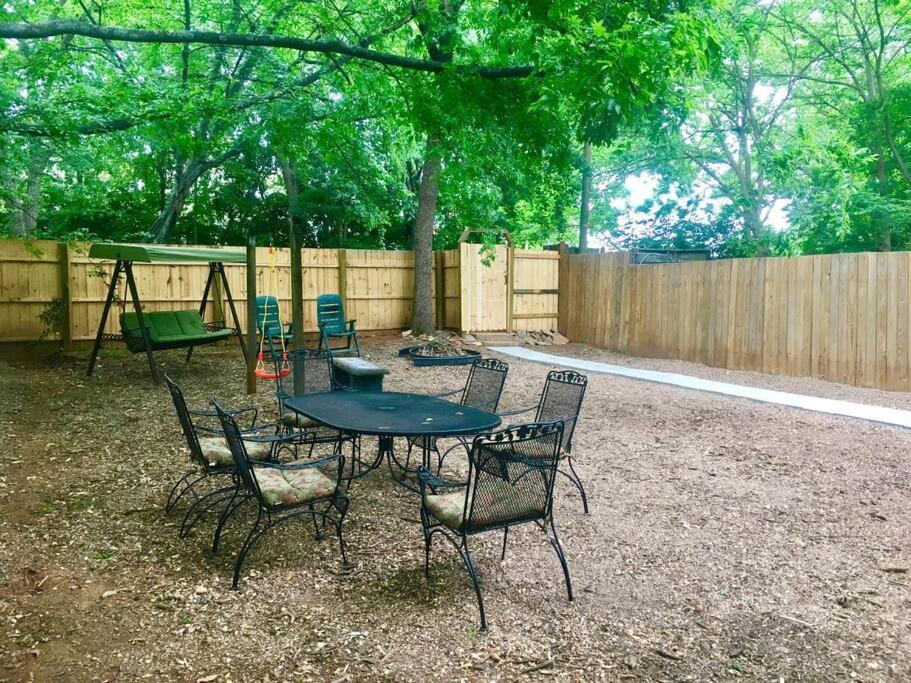 Family Friendly Downtown Home - Private Yard & Grill - Location, Location, Location! Атенс Екстер'єр фото