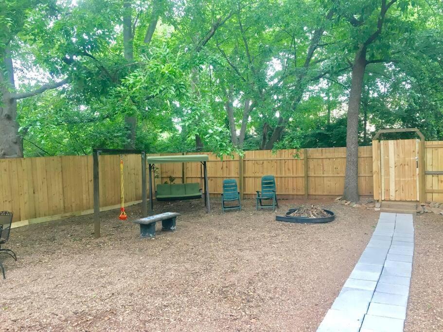 Family Friendly Downtown Home - Private Yard & Grill - Location, Location, Location! Атенс Екстер'єр фото